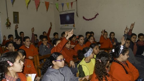 طلبة في المدرسة 