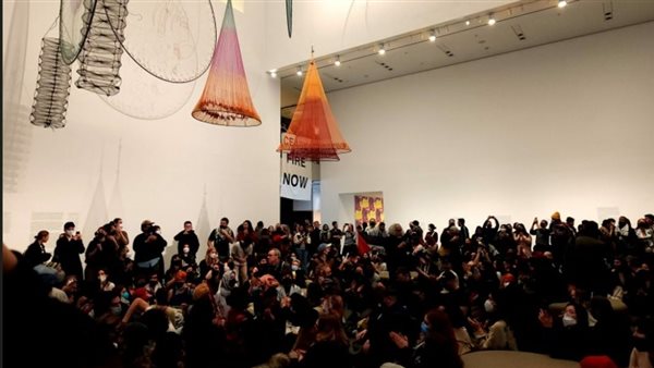 مئات المتظاهرين يقتحمون