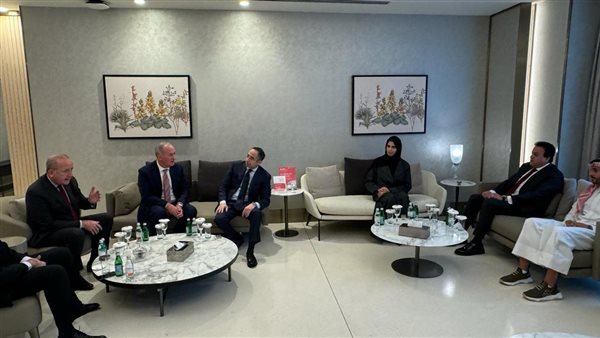 وزير الصحة يلتقي