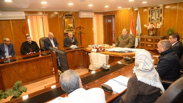 محافظ أسيوط يناقش