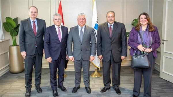 رئيس اقتصادية قناة