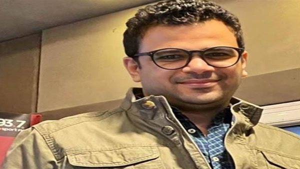 الكاتب الصحفي مصطفى