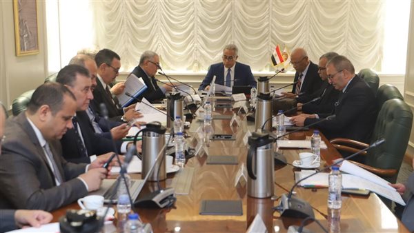 وزير العمل خلال إجتماع