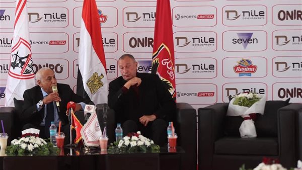 باقة الورد تزين كرسي