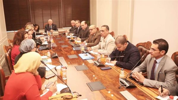 وزير الزراعة مع 