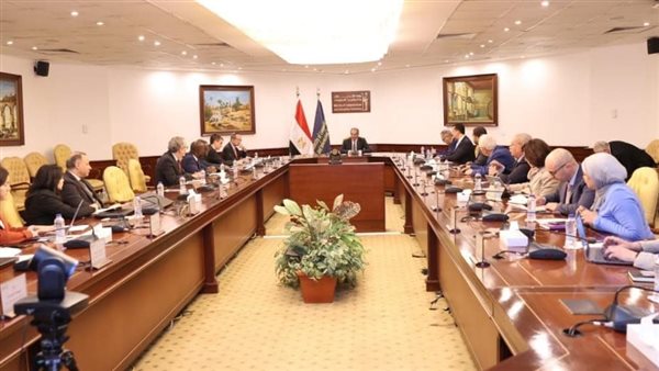 وزير الاتصالات مع