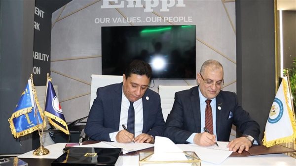 جانب من التوقيع 