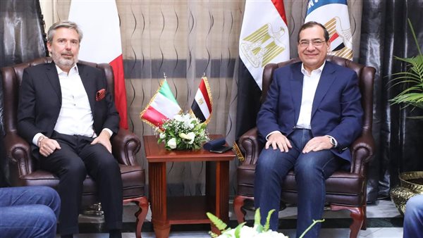  وزير البترول و السفير