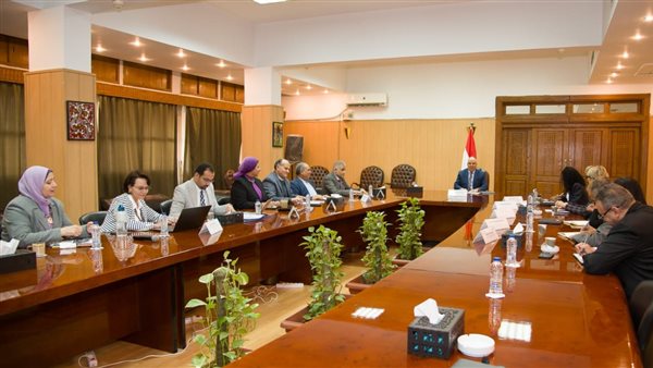  وزير الرى يلتقي