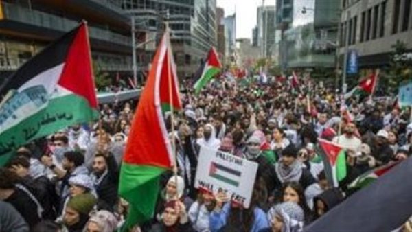 مئات الداعمين لفلسطين