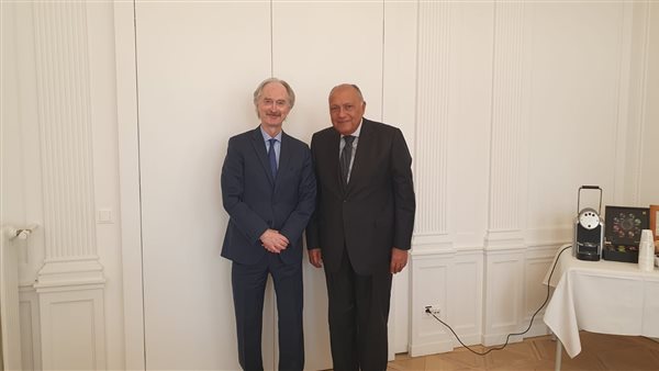 وزير الخارجية يجتمع