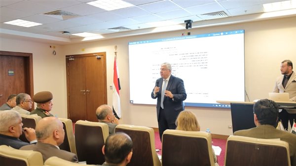  الدكتور أيمن عاشور