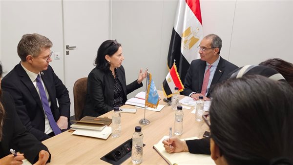 وزير الإتصالات خلال