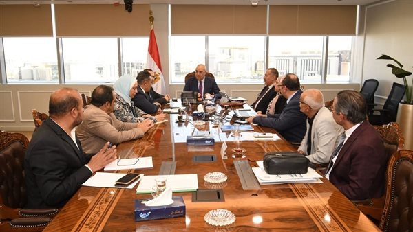 وزير الإسكان خلال