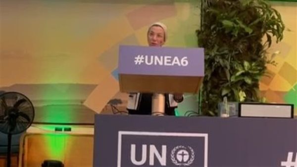  وزيرة البيئة خلال