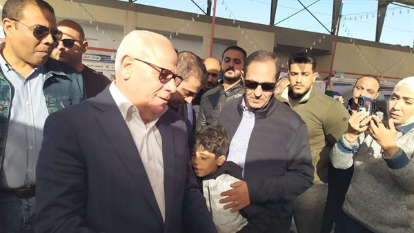 محافظ بورسعيد يشيد