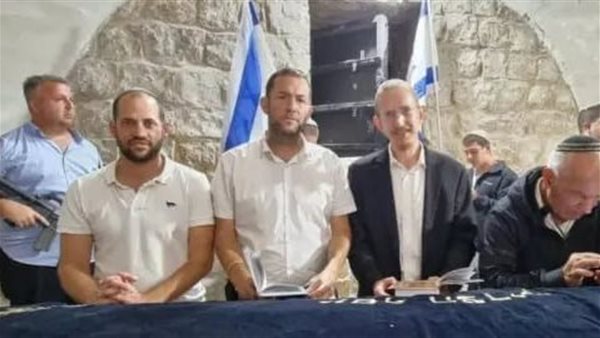 المستوطنون في قبر