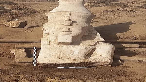  تمثال ضخم للملك