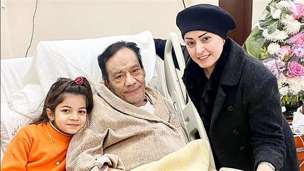 حلمي بكر برفقة زوجته