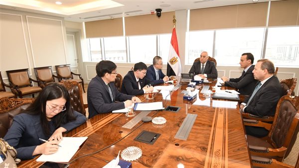 وزير الإسكان خلال