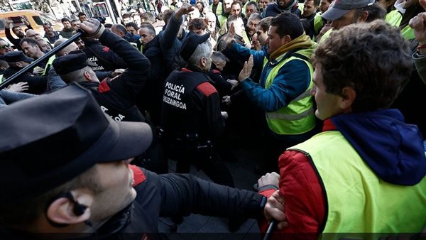 مزارعون يحاولون اقتحام