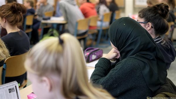 تلميذة محجبة في مدرسة