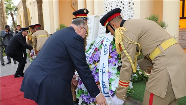 جانب من وضع إكليل