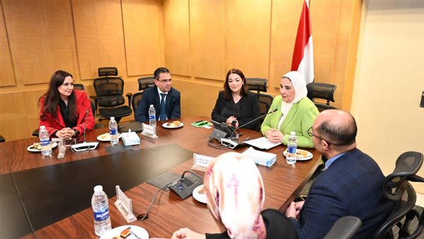  نيفين القباج ووزيرة