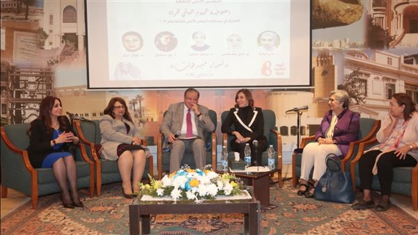 وزيرة الثقافة 