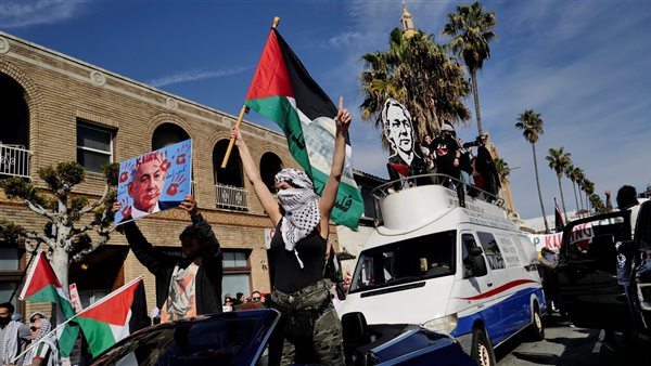  المتظاهرون يرفعوا