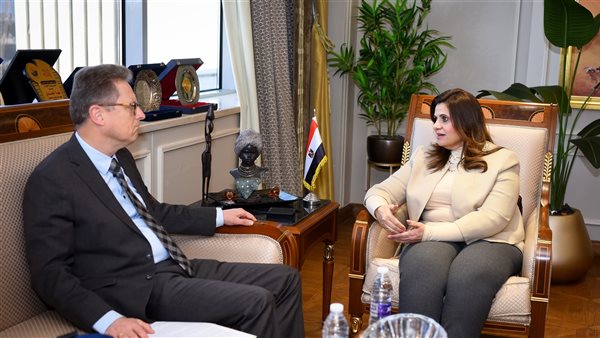 وزيرة الهجرة تبحث