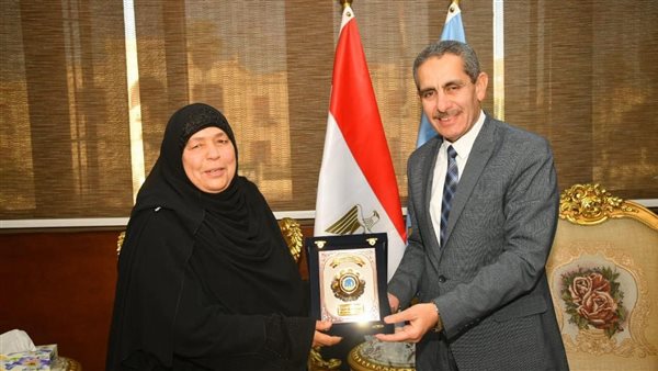 محافظ الغربية يكرم