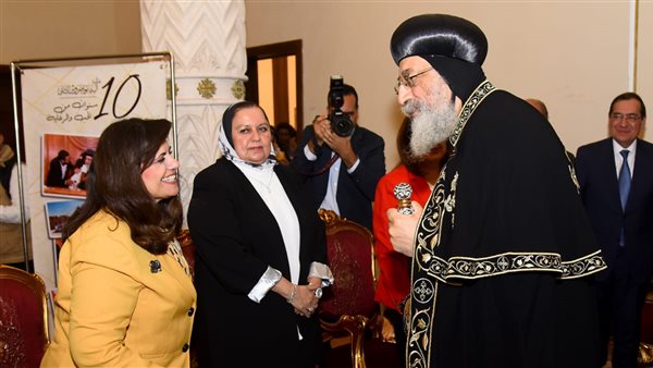 وزيرة الهجرة تعزي