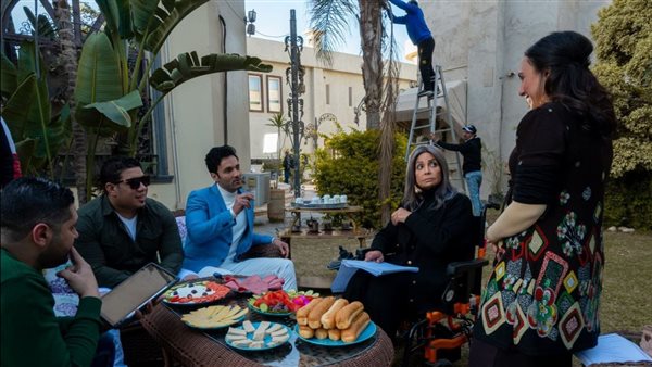 كواليس أسود باهت