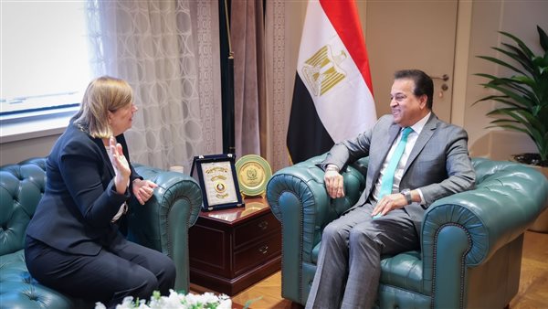 وزير الصحة مع سفيرة