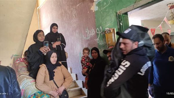 الام تركتهم والأب