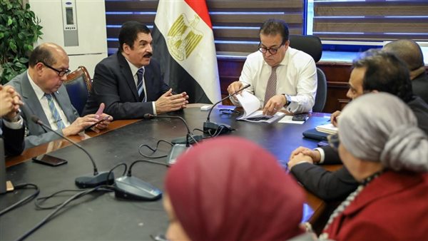 وزير الصحة مع ممثلي