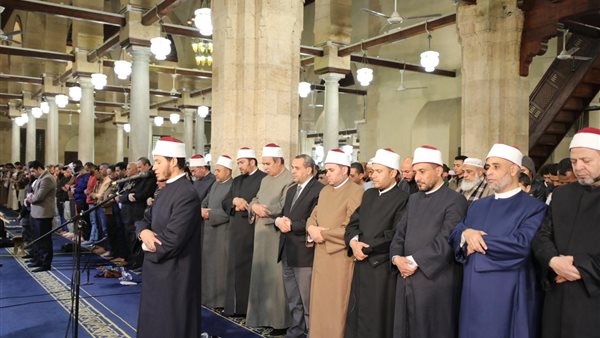 جانب أداء صلاتي العشاء