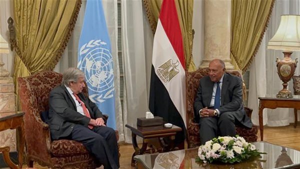 وزير الخارجية مع