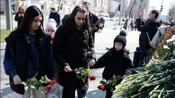 الروس يتوافدون  