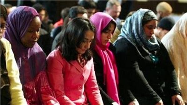 مرأة غير محجبة 