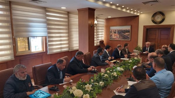 اجتماعا موسعا لمحافظ