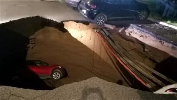 إيطاليا: حفرة ضخمة