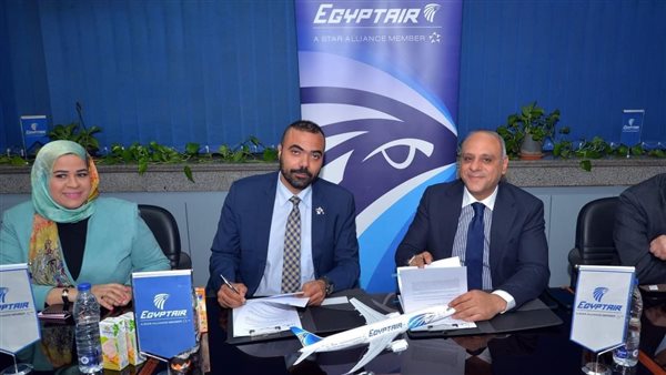 جانب من التوقيع 