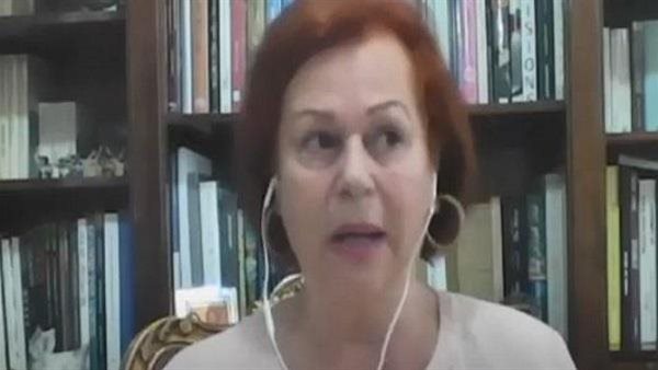  فيفي كلاب، خبيرة