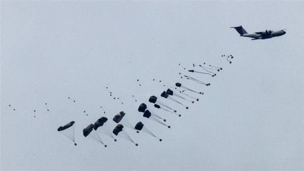 طائرات تنزل مساعدات