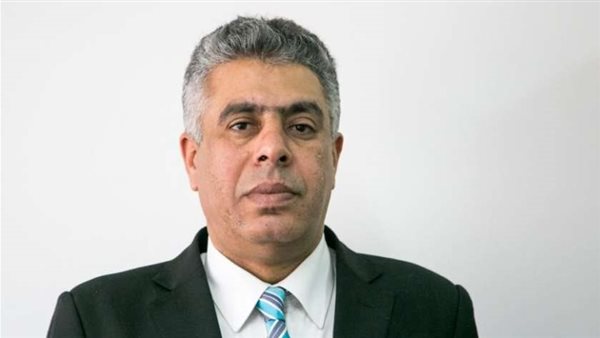 الكاتب الصحفي عماد