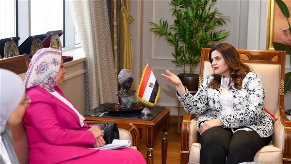 وزيرة الهجرة مع النائبة