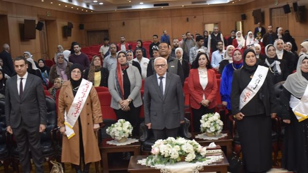 محافظ بورسعيد يكرم