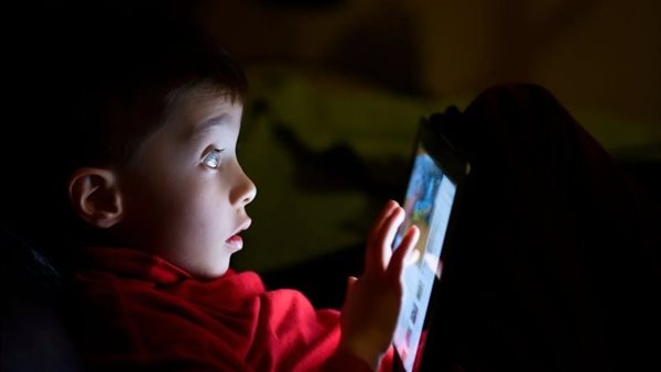 استخدام الطفل للموبايل..